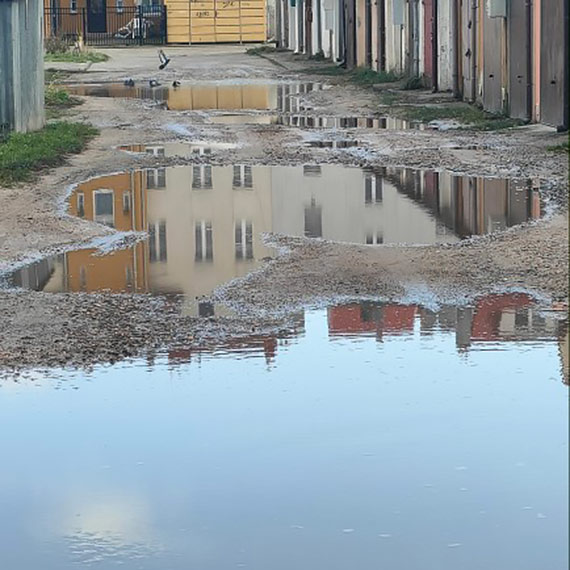 Dwadzieścia lat czekania. Mieszkaniec błaga o naprawę drogi do garaży przy ulicy Paderewskiego [1]