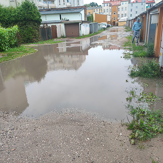 Dwadzieścia lat czekania. Mieszkaniec błaga o naprawę drogi do garaży przy ulicy Paderewskiego [2]