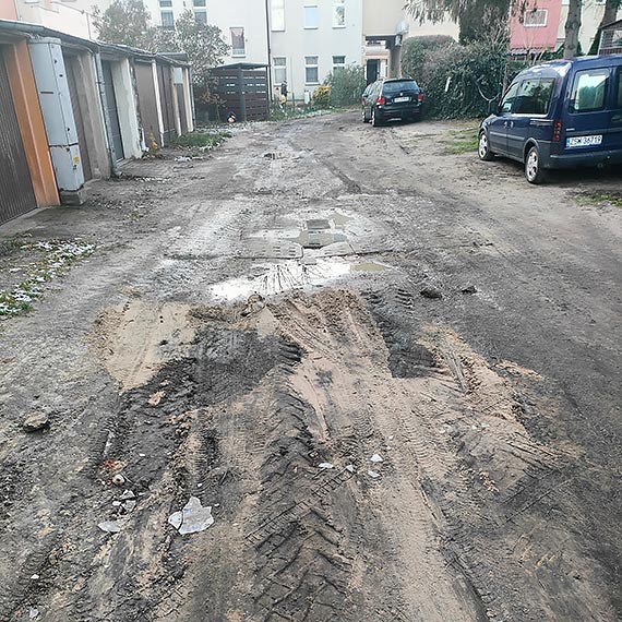 Dwadzieścia lat czekania. Mieszkaniec błaga o naprawę drogi do garaży przy ulicy Paderewskiego [3]