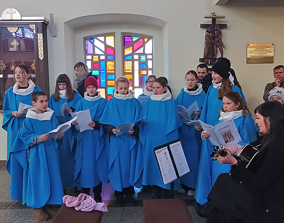 Zakończenie rekolekcji w świnoujskim sanktuarium w muzycznej oprawie parafialnej scholi [4]