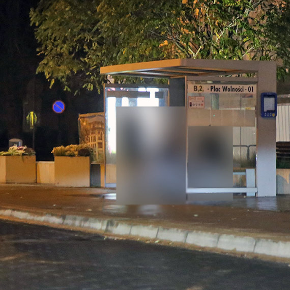 Zmar 63-letni bezdomny na przystanku przy Placu Wolnoci. Prokuratura bada spraw