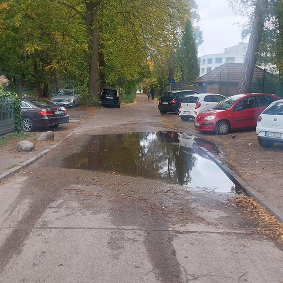 Zaniedbany chodnik przy Hotelu Interferie. Turysta apeluje o działania [1]