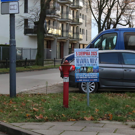 Hydrant z wakacyjn reklam. Sezonowy plakat przetrwa do grudnia