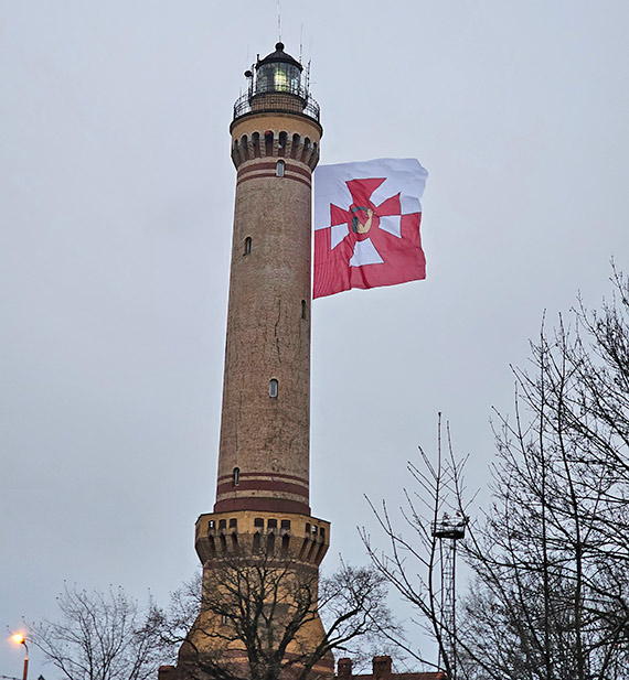 Proporzec Marynarki Wojennej na winoujskiej latarni. Hod dla 107. rocznicy utworzenia polskiej floty