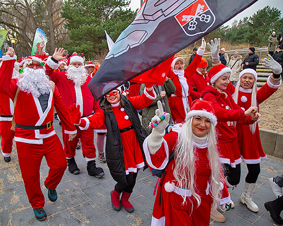 Morsy w mikoajowych czapkach zanurzyy si w Batyku. Kilkuset miakw witowao mikoajki na play. Zobacz film!