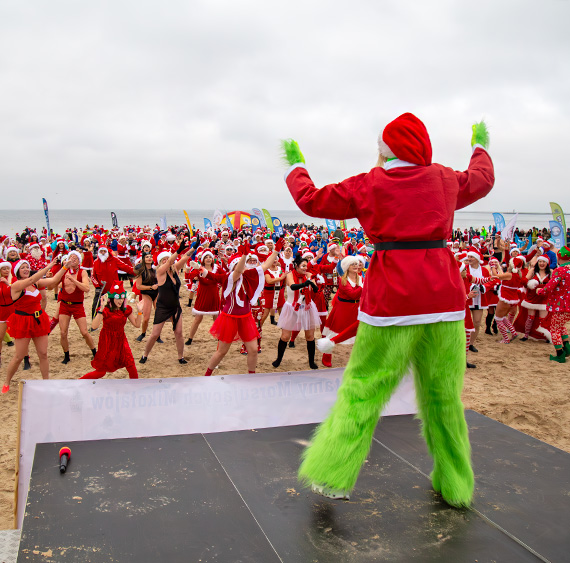 Morsy w mikoajowych czapkach zanurzyy si w Batyku. Kilkuset miakw witowao mikoajki na play. Zobacz film!