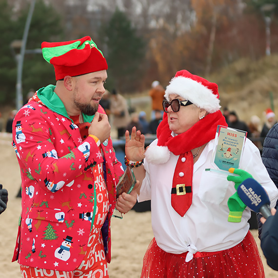 Morsy w mikoajowych czapkach zanurzyy si w Batyku. Kilkuset miakw witowao mikoajki na play. Zobacz film!