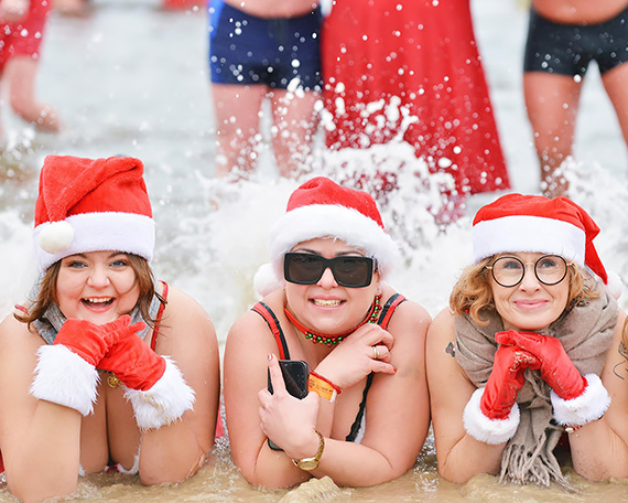 Morsy w mikoajowych czapkach zanurzyy si w Batyku. Kilkuset miakw witowao mikoajki na play. Zobacz film!