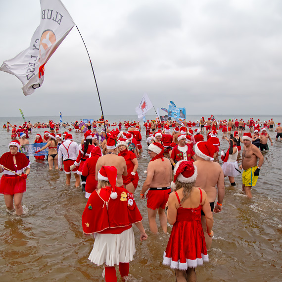 Morsy w mikoajowych czapkach zanurzyy si w Batyku. Kilkuset miakw witowao mikoajki na play. Zobacz film!