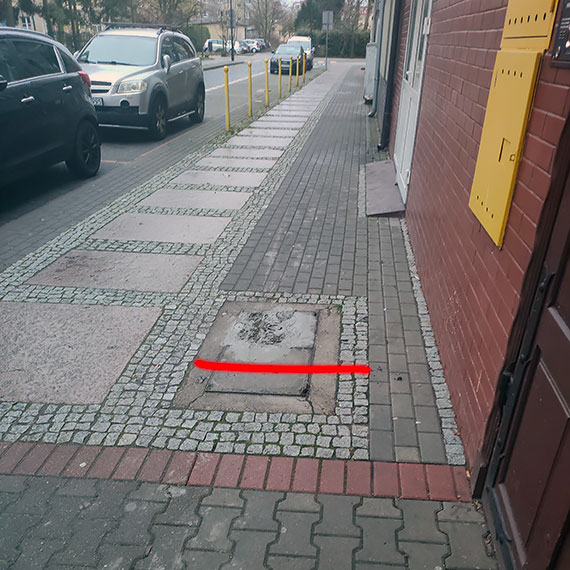 Niebezpieczna „naprawa” studzienki przy ulicy Wyszyskiego. Mieszkaniec: „Mao si nie poamaem”