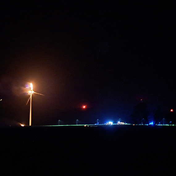 Pożar turbiny wiatrowej między Koniewem a Skoszewem. Mieszkańcy: najpierw był potężny huk, potem słup ognia