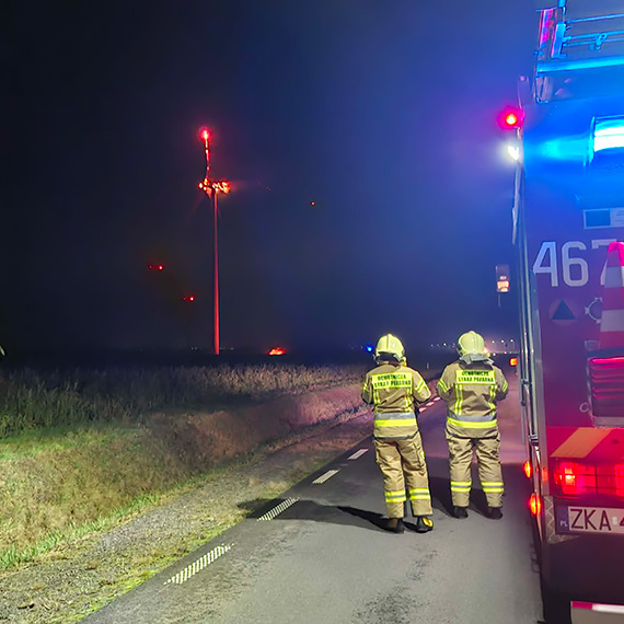 Pożar turbiny wiatrowej między Koniewem a Skoszewem. Mieszkańcy: najpierw był potężny huk, potem słup ognia
