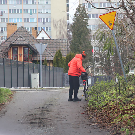 Wyrzucił worek śmieci przy ulicy Drawskiej i odjechał rowerem. Naganne zachowanie zarejestrowane na zdjęciach