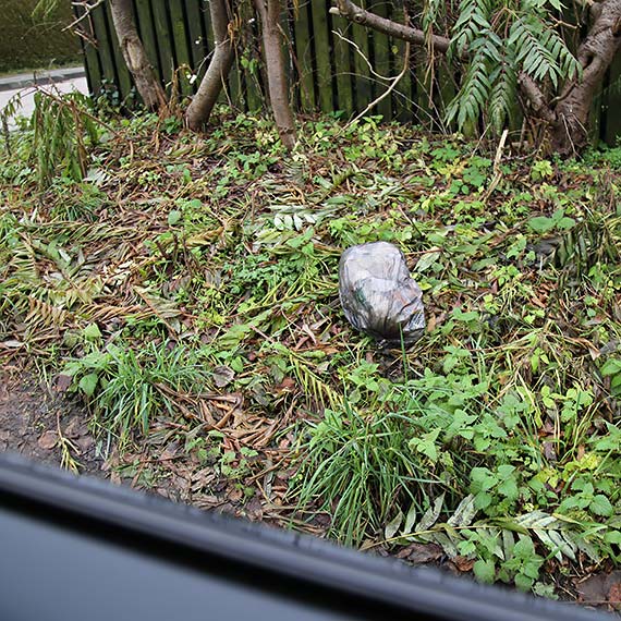 Wyrzucił worek śmieci przy ulicy Drawskiej i odjechał rowerem. Naganne zachowanie zarejestrowane na zdjęciach