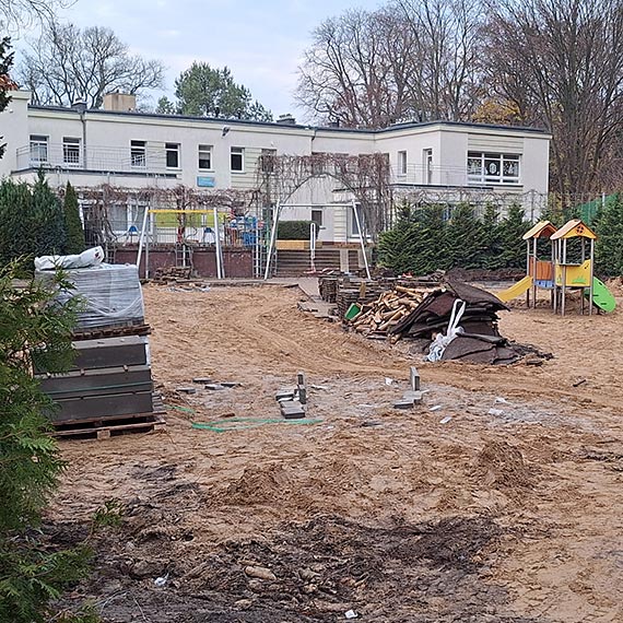 Maluchy zyskaj� nowe miejsce do odkrywania �wiata. Metamorfoza placu zabaw przy Miejskim ��obku!