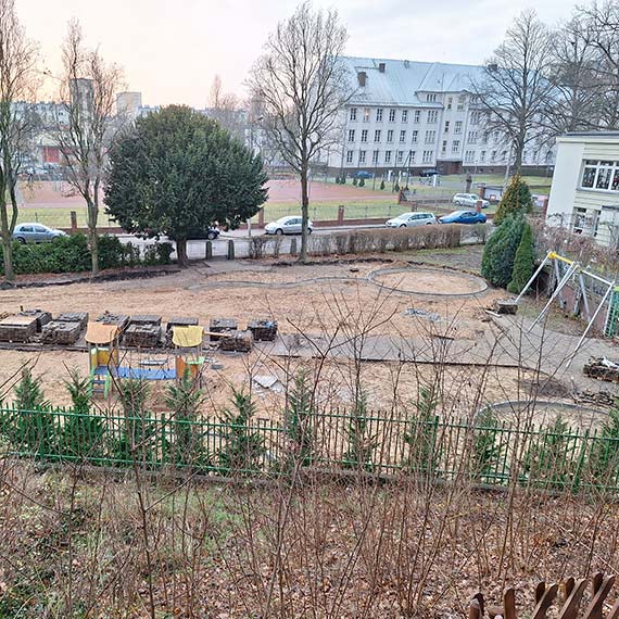 Maluchy zyskają nowe miejsce do odkrywania świata. Metamorfoza placu zabaw przy Miejskim Żłobku!