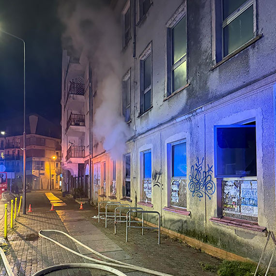 Po�ar pustostanu przy Wybrze�u W�adys�awa IV. Jedna osoba trafi�a do szpitala