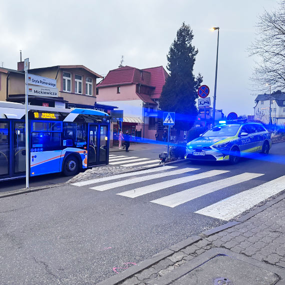 Międzyzdroje. Zdarzenie z udziałem autobusu linii 10 i rowerzystki. 74-latka trafiła do szpitala