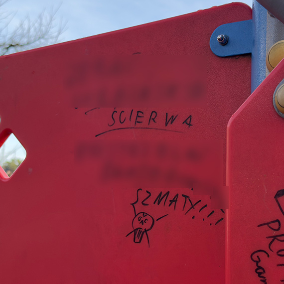 Mowa nienawiści na placu zabaw przy ulicy Grunwaldzkiej. Urząd zapewnia o „szybkiej reakcji”, napisy są nadal
