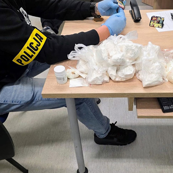 Policjanci z Wydziału Kryminalnego zatrzymali 39- latka z ponad 2 kilogramami narkotyków