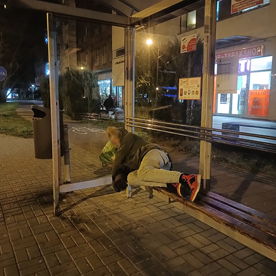 Noc na przystanku przy ul. 11 Listopada. Problem, kt�rego nie da si� nie zauwa�y�