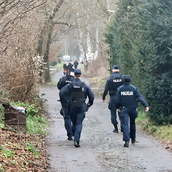 M�czyzna z przedmiotem przypominaj�cym bro�. Policyjna akcja na dzia�kach ogrodowych
