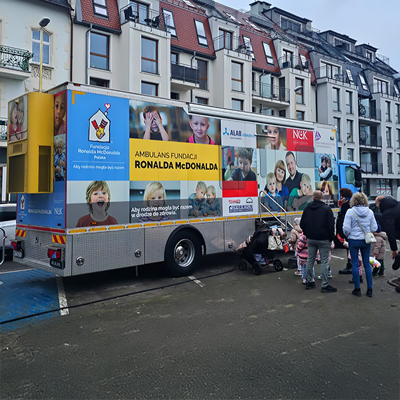 Bezp�atne badania USG dzieci w �winouj�ciu. Mobilna klinika Fundacji Ronalda McDonalda przy jarmarku