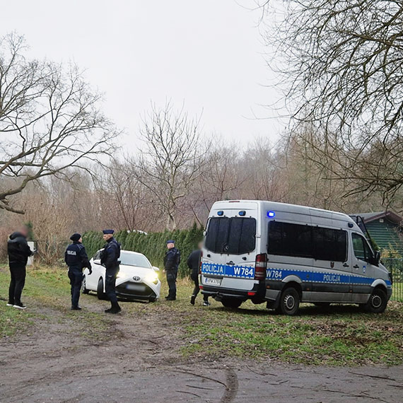 M�czyzna z wiatr�wk� grozi� pozbawieniem �ycia. Policyjna interwencja na dzia�kach przy ul. Mazowieckiej