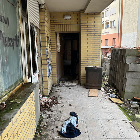 Ruina po Remobudzie straszy w centrum �winouj�cia. „To naprawd� niebezpieczne…”