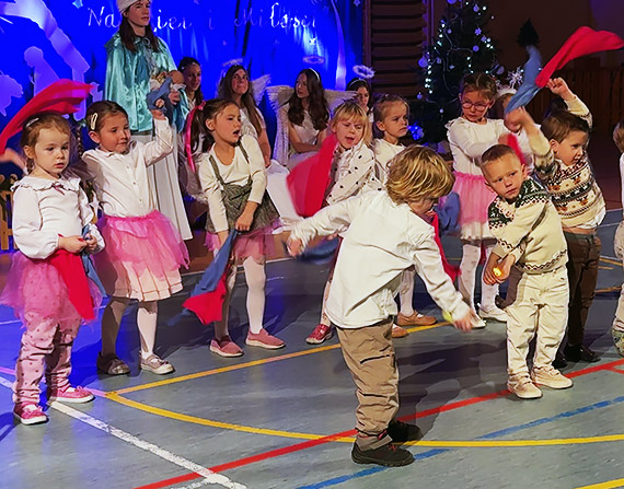 Wyj�tkowe jase�ka w Przytorze. Ca�e rodziny wype�ni�y sal� do ostatniego miejsca. Zobacz film!