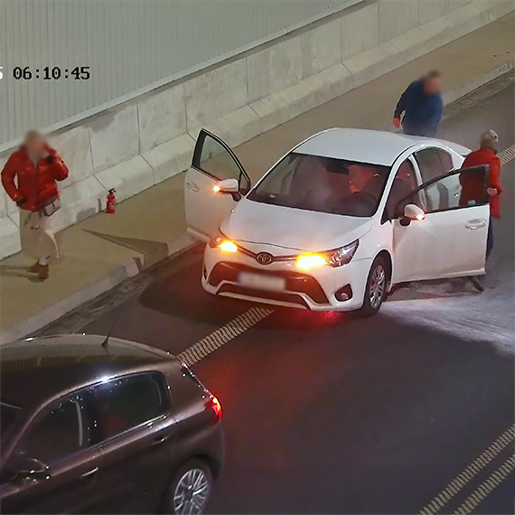 Gdy inni jad� dalej, on si� zatrzyma�. Tak zacz�a si� walka o dobytek. Zobacz film!