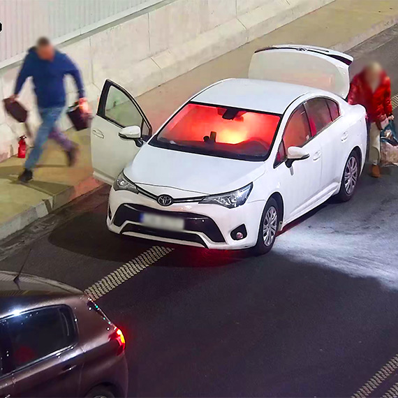 Gdy inni jad� dalej, on si� zatrzyma�. Tak zacz�a si� walka o dobytek. Zobacz film!