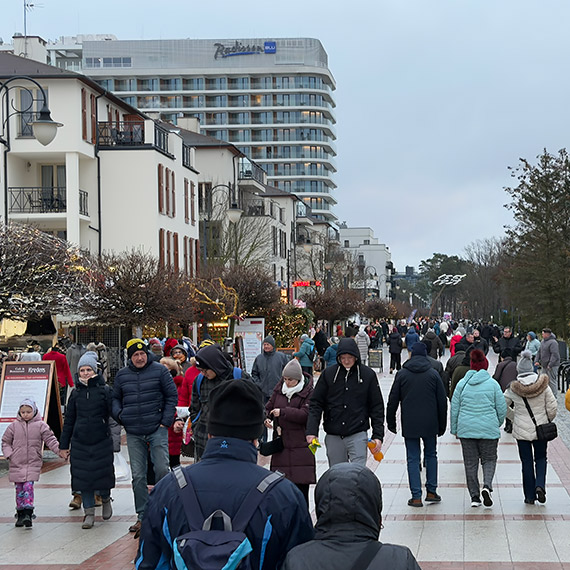 Zimowa promenada w �winouj�ciu jak w sezonie. T�umy spacerowicz�w mimo pochmurnej soboty