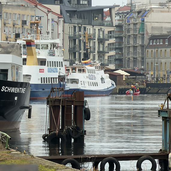 Trwaj� poszukiwania dw�ch zaginionych os�b w �winouj�ciu. S�u�by badaj� dno basenu zimowego