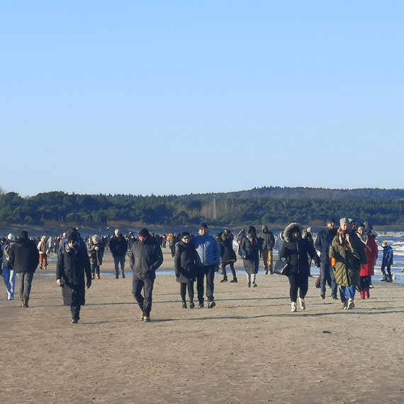 Niedziela jak z poczt�wki. Zimowa pla�a w �winouj�ciu pe�na spacerowicz�w