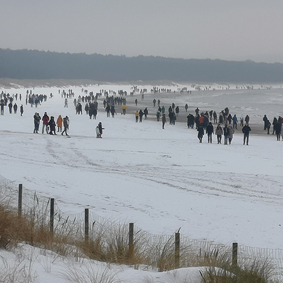 Zima jak w sezonie. T�umy spacerowicz�w na pla�y i promenadzie w centrum �winouj�cia