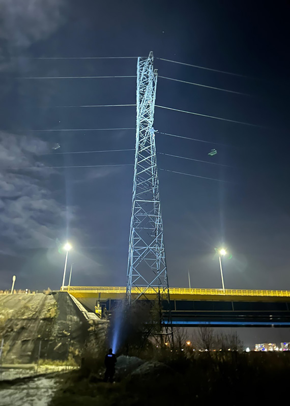 Recław: Mężczyzna na słupie wysokiego napięcia. Kilkugodzinna akcja służb w gminie Wolin