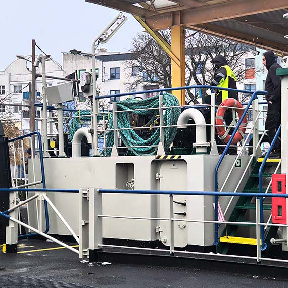 Awaria promu „Bielik II”. Rejs przerwany, pasa�erowie musieli si� przesi���