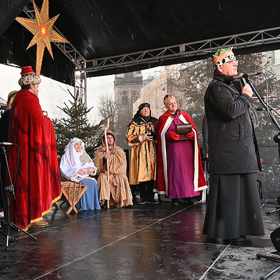 �winouj�cie przyj�o Trzech Kr�li po kr�lewsku. Zobacz film!