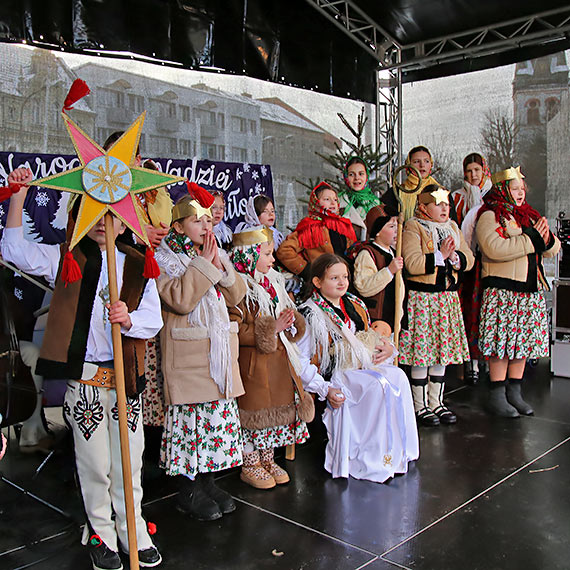 �winouj�cie przyj�o Trzech Kr�li po kr�lewsku. Zobacz film!