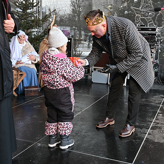 �winouj�cie przyj�o Trzech Kr�li po kr�lewsku. Zobacz film!