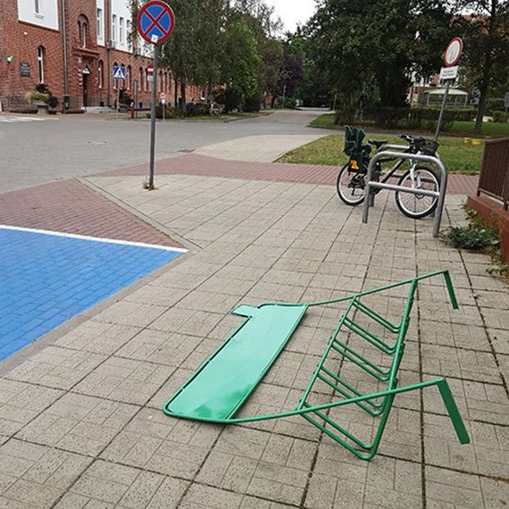 Tajemniczy stojak na rowery od miesi�cy le�y przy budynku Poczty Polskiej