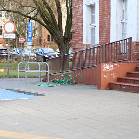 Tajemniczy stojak na rowery od miesi�cy le�y przy budynku Poczty Polskiej