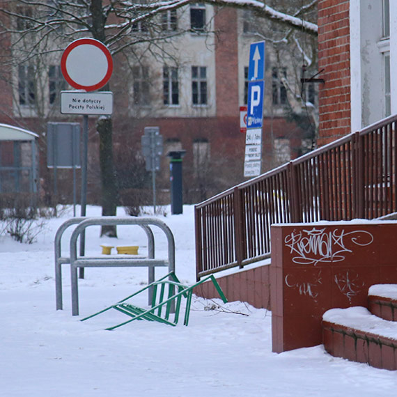 Tajemniczy stojak na rowery od miesi�cy le�y przy budynku Poczty Polskiej