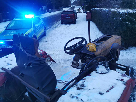 Prawie 3 promile za kierownic� ci�gnika. Obywatelska reakcja i szybka interwencja policjant�w z KP w Nowogardzie