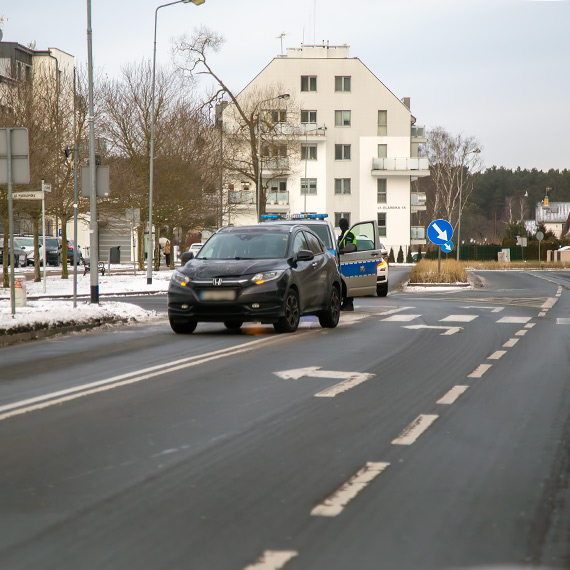 Potrącenie na ulicy 11 Listopada w Świnoujściu. 31-latek trafił do szpitala