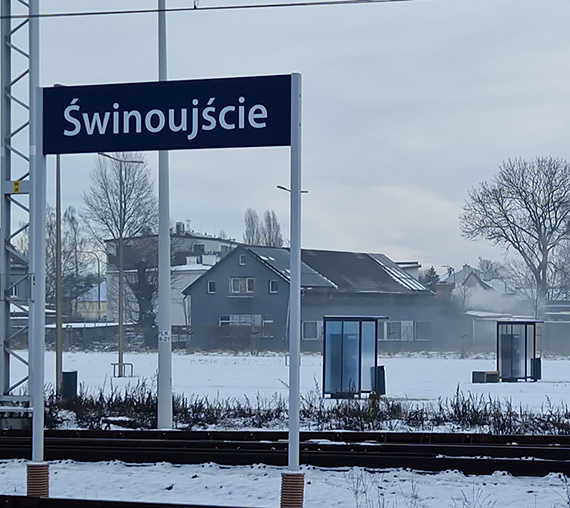 Tak wita �winouj�cie. Zdj�cie z poci�gu i pytanie, kt�rego nie da si� zignorowa�