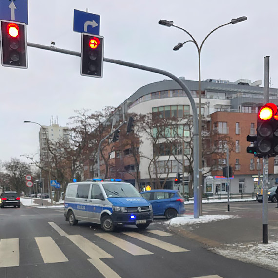 Ford wjecha� na czerwonym i uderzy� w taks�wk�. Kolizja na Wojska Polskiego