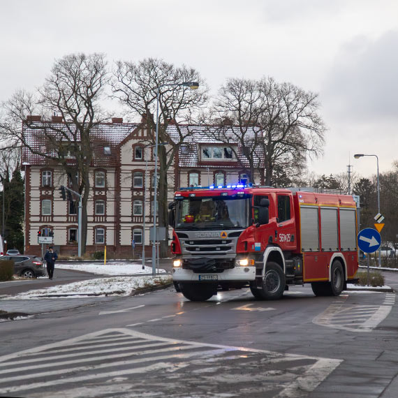 Stra�acy pomogli ZRM przy ul. Kujawskiej. Poszkodowany zniesiony do karetki