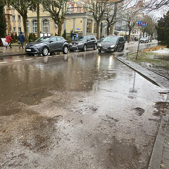 Post�j taxi przy ul. �eromskiego zn�w zalany. Ile razy trzeba to zg�asza�?